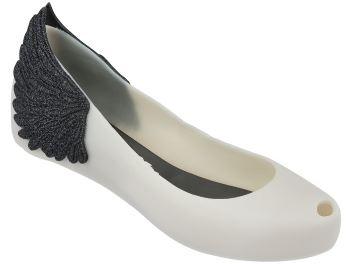 chaussures-melissa-blanches-aux-ailes-noires-resized