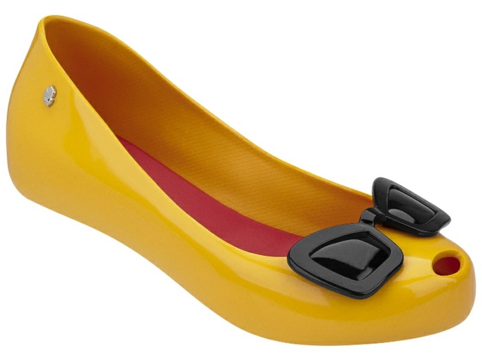 chaussures-melissa-jaunes-aux-lunettes-de-soleil-devant-resized