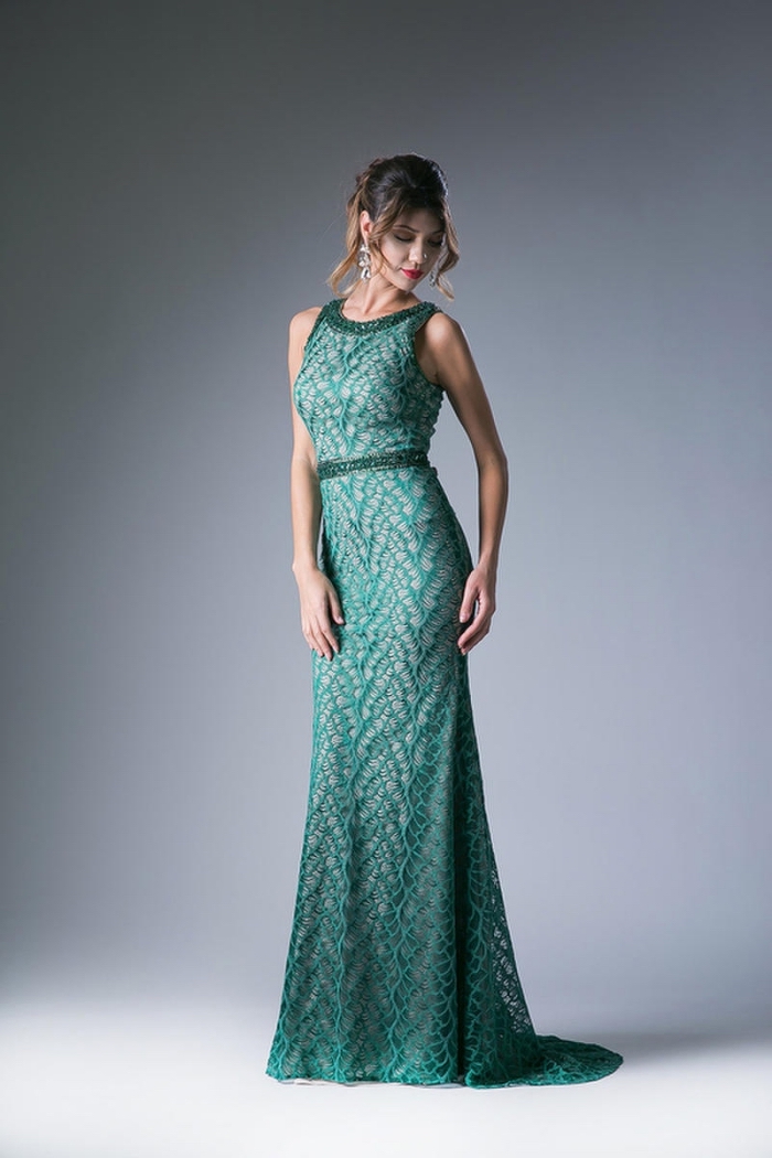 exemple de robe habillée pour mariage, modèle de robe longue fluide à dentelle florale en vert turquoise, coiffure cheveux en chignon haut bouclé