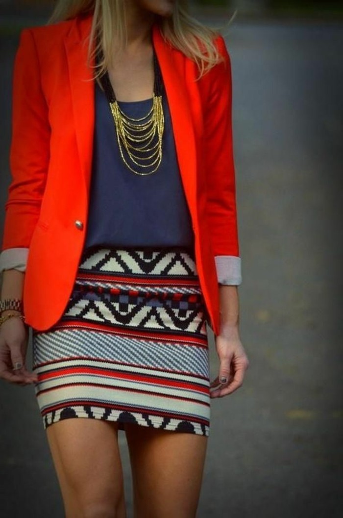 commen-porter-avec-style-le-gros-collier-fantaisie-femme-jupe-courte-coloré-veste-rouge