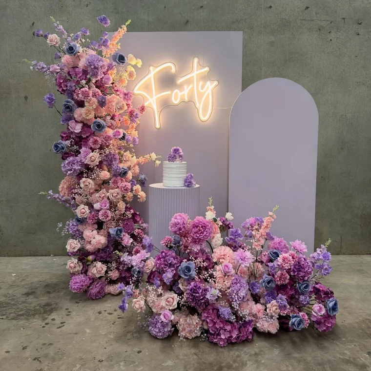 composition florale fleurs violettes et roses lettres lumineuses