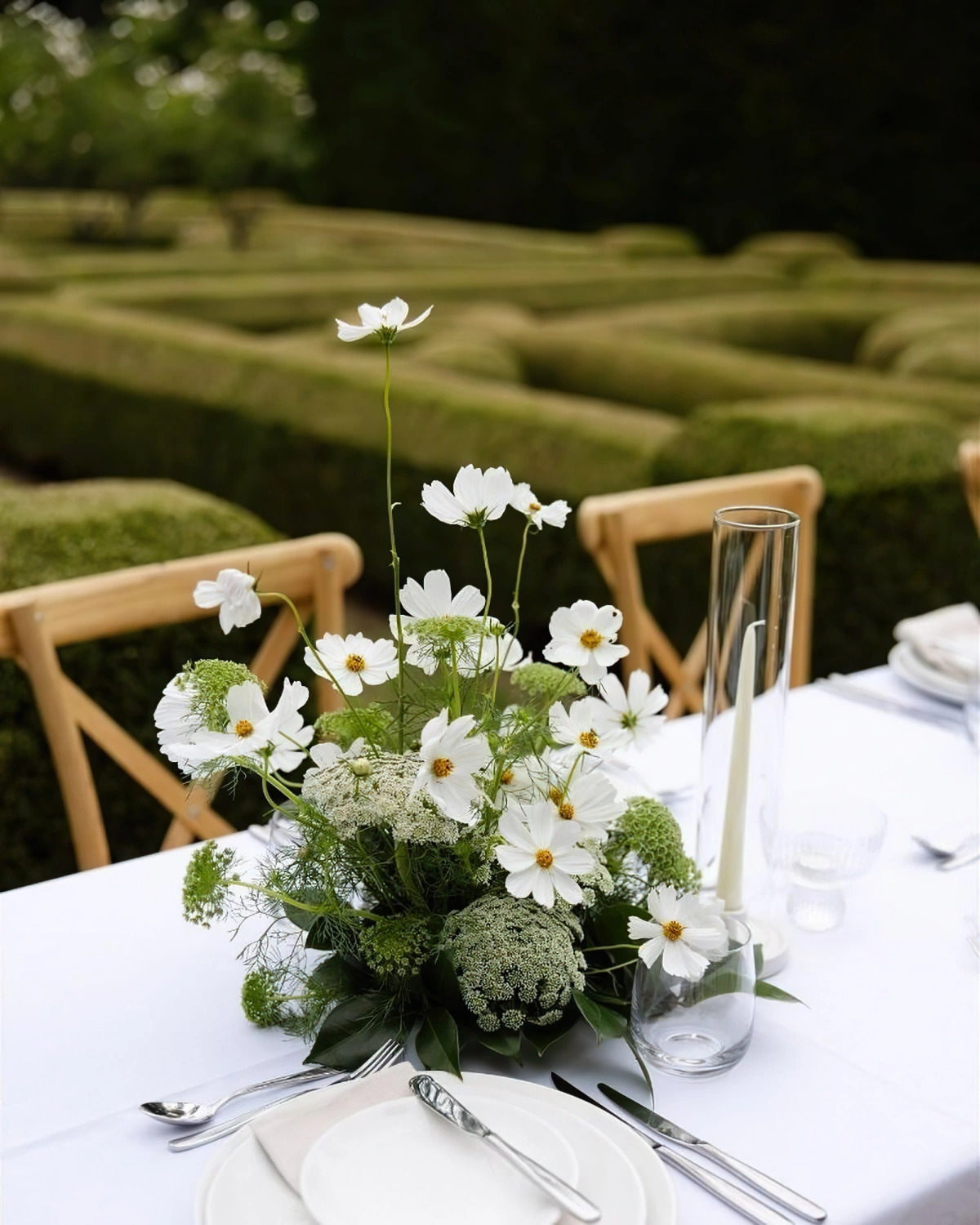 composition florale mousse fleurs blanches verdure deco mariage nature