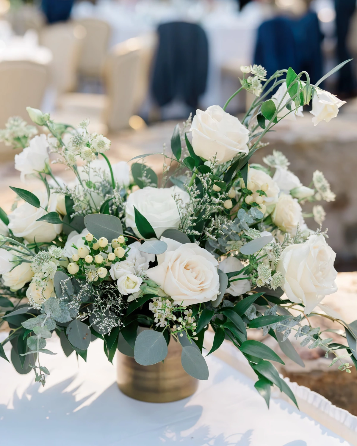 composition florale roses blanches branches eucalyptus ceremonie table deco