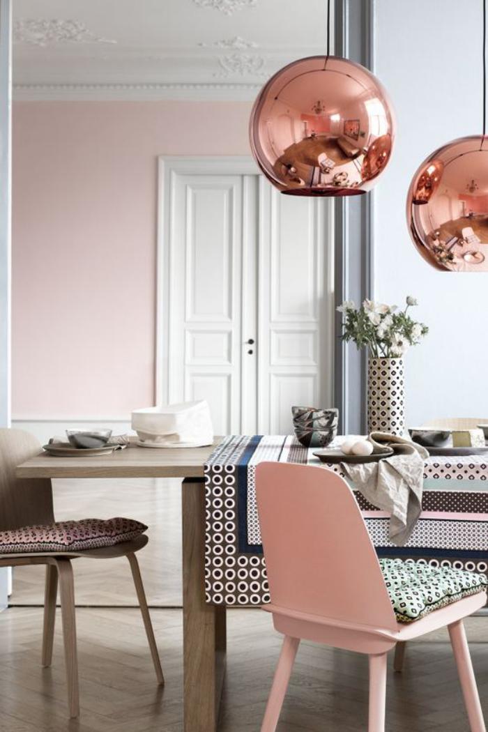 couleur-rose-poudré-belle-chaise-en-couleur-rose-lampe-cuivrée