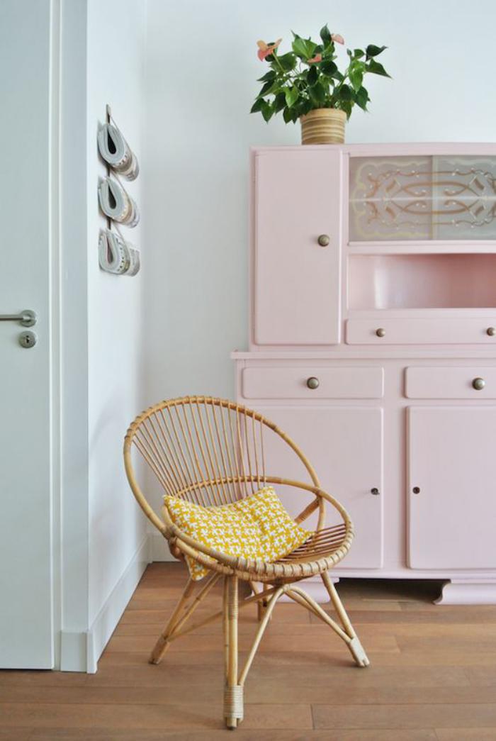 couleur-rose-poudré-buffet-peint-rose-pâle-chaise-originale