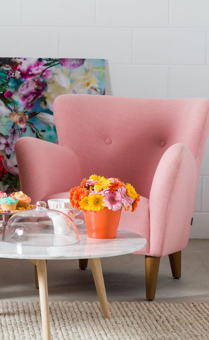 couleur-rose-poudré-fauteuil-confortable-table-basse-scandinave-peinture-couleurs-intenses
