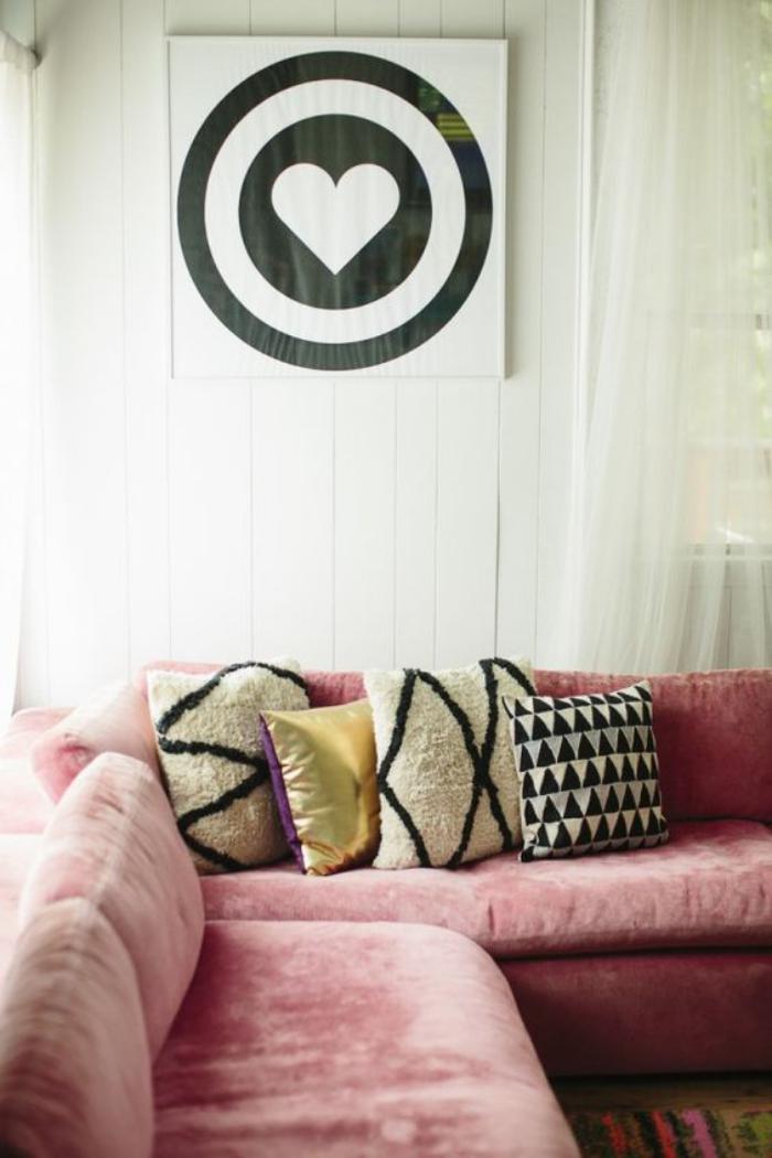 couleur-rose-poudré-sofa-en-velours-rose-coussins-déco