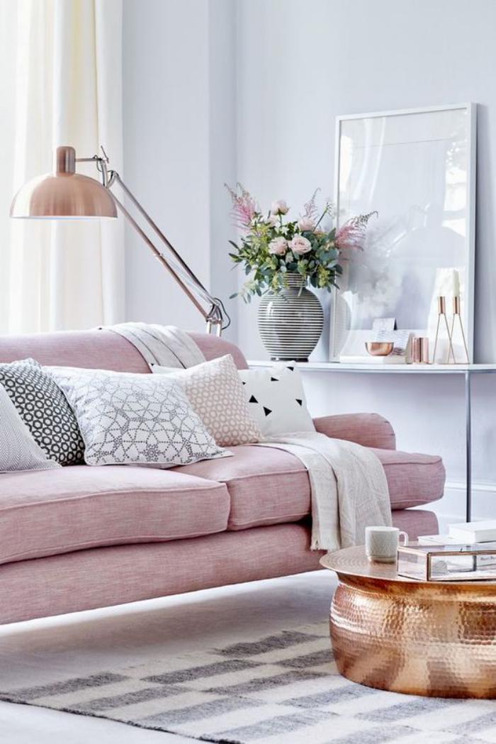 couleur-rose-poudré-sofa-rose-et-table-base-ethnique