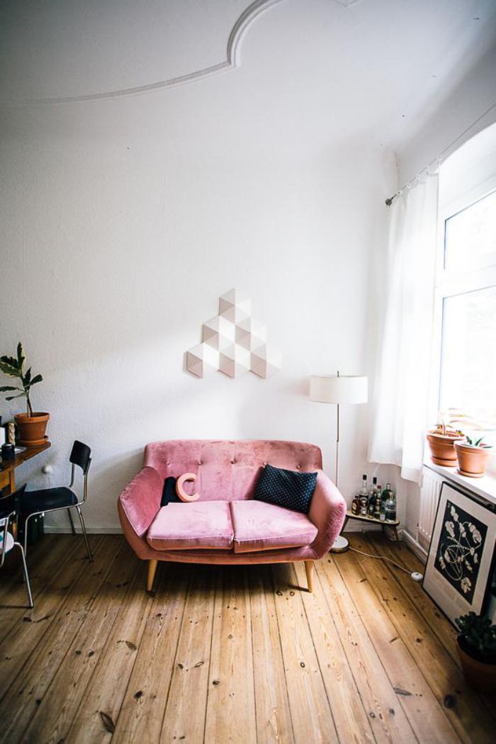 couleur-rose-poudré-sofa-rose-vintage-pièce-scandinave