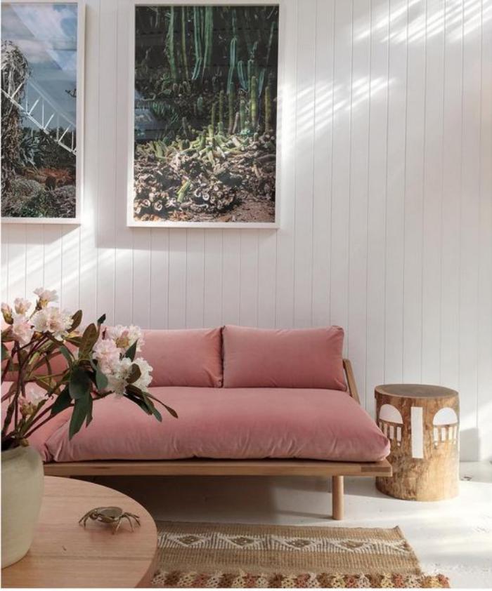 couleur-rose-poudré-sofa-vintage-en-bois-et-textile
