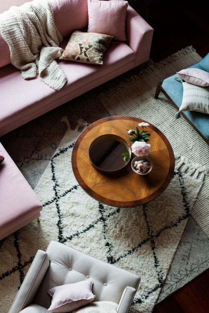 couleur-rose-poudré-table-basse-ronde-tapis-berbère
