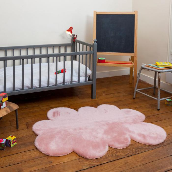 couleur-rose-poudré-tapis-nuage-rose-pour-la-chambre-d'enfant
