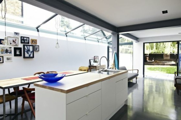 cuisine-avec-plafond-en-verre-meubles-de-cuisine-en-bois-sol-en-lino-noir-verriere-interieure-pas-cher