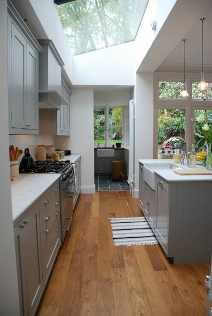 cuisine-avec-verrière-sur-le-toit-sol-en-bois-clair-meubles-dans-la-cuisine-moderne