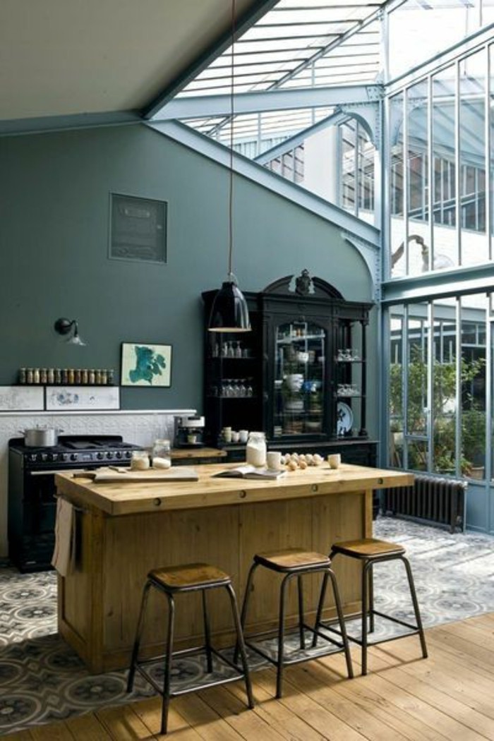cuisine-industriel-verriere-d-interieur-pas-cher-sur-le-toit-murs-peints-en-vert-foncé