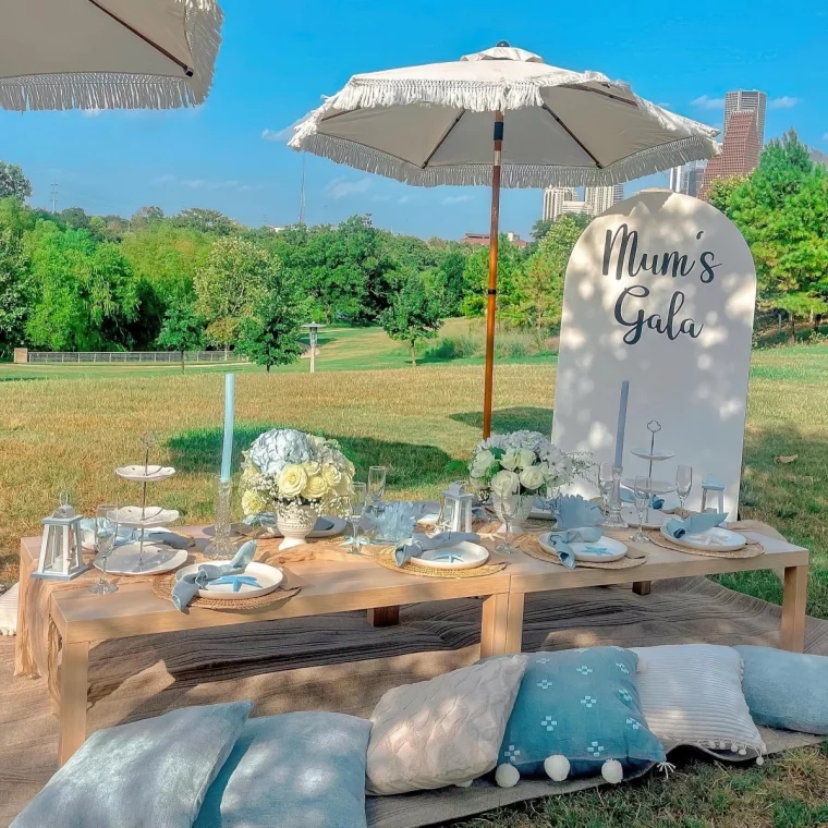 deco fete sur theme plage parasol macrame coussins par terre fleurs
