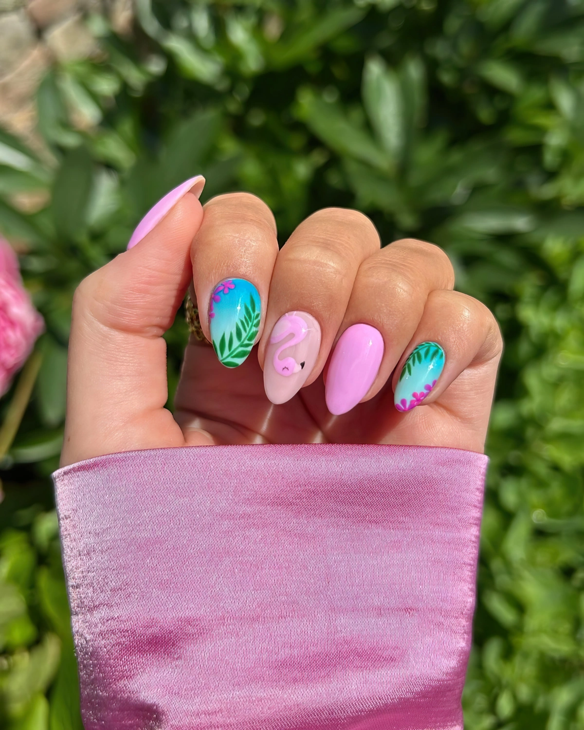 deco ongles dessin feuille verte motifs tropicaux nail art flamant rose