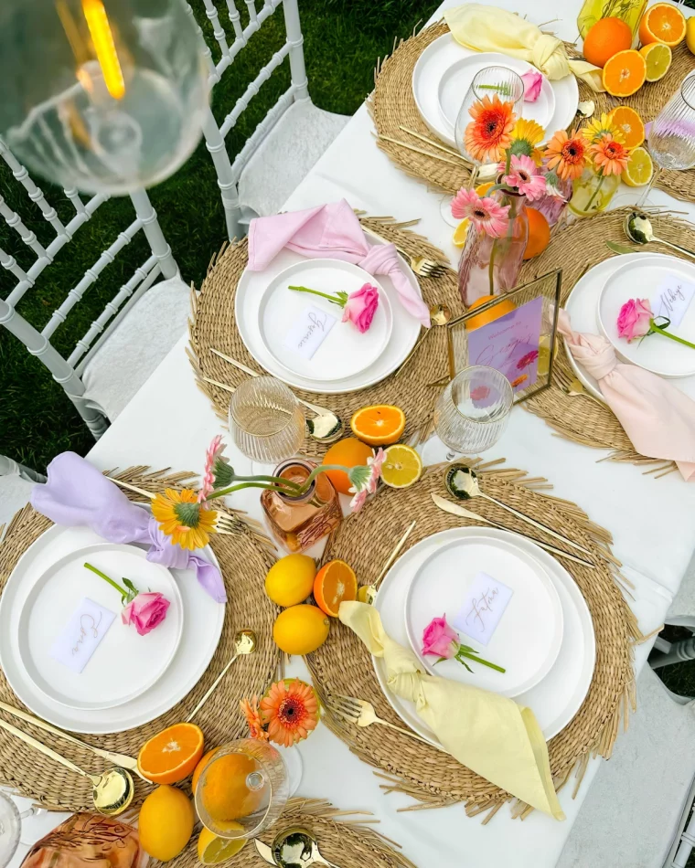 deco table anniversaire fleurs moities agrumes pliage serviettes colorees