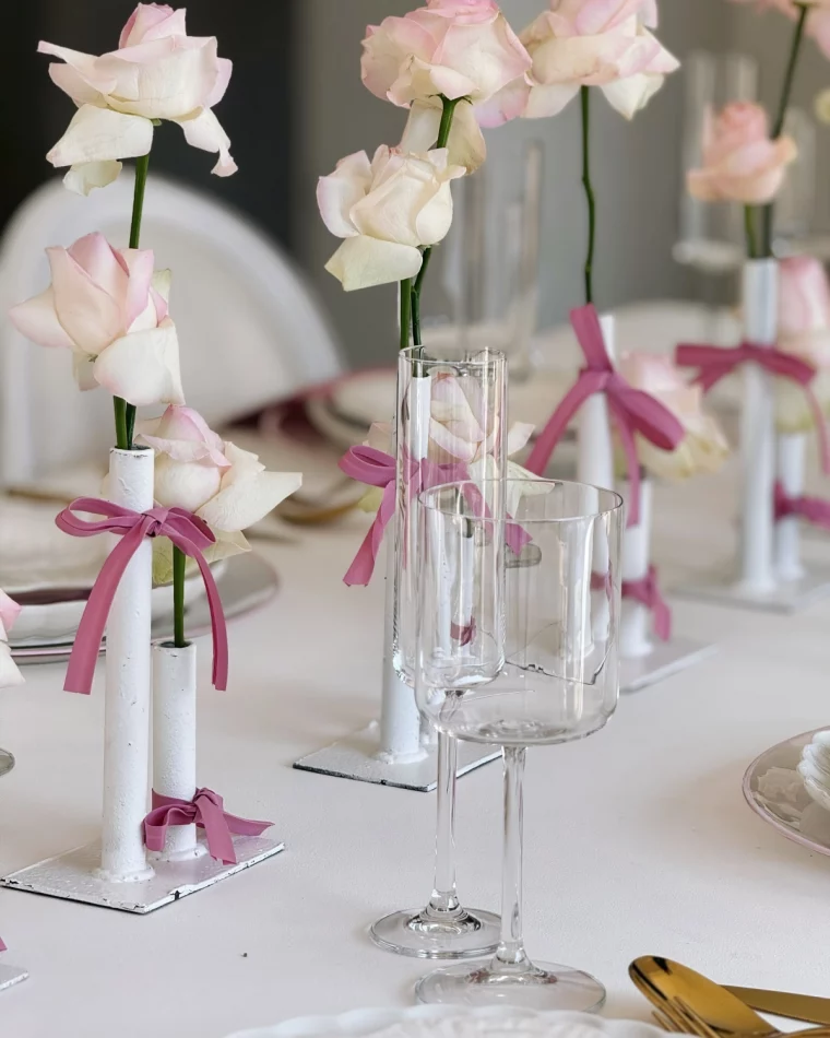 deco table anniversaire style bougeoirs vases roses rubans violet