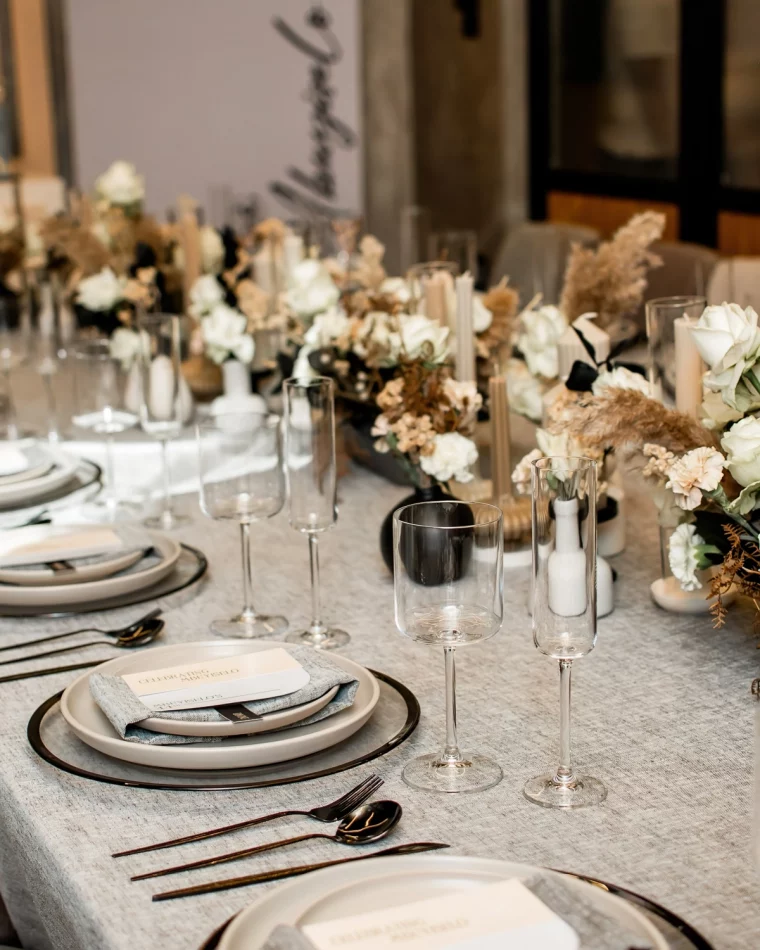 deco table festive assiettes verres compositions fleurs sechees