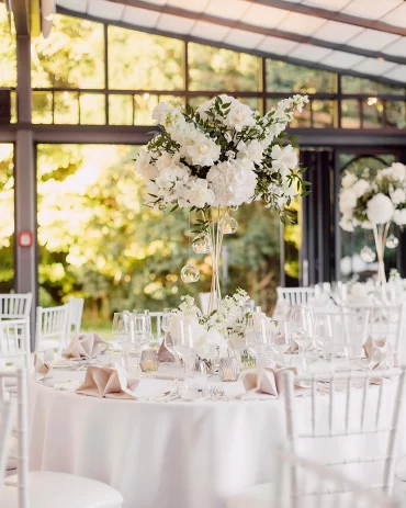 decoration mariage centre de table haute avec fleurs blanches
