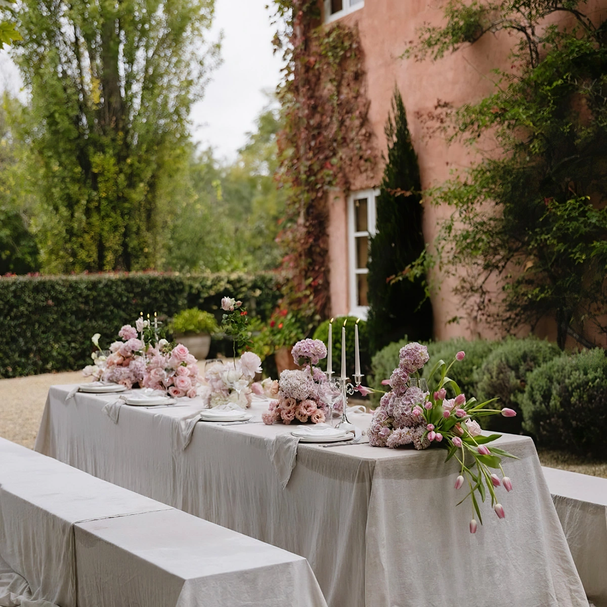 decoration table festive nappe beige composition florale tulipe hortensia roses