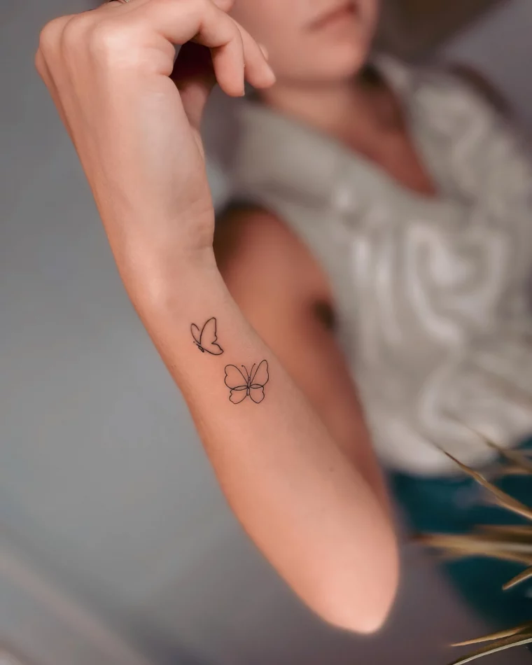 dessin de papillon tatouage poignet femme motif minimaliste discret