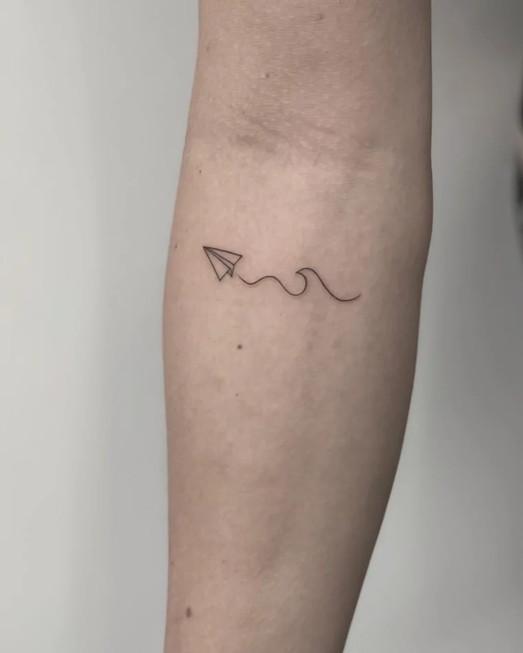 dessin simple cerf volant vagues mer symbolisme tatouage bras