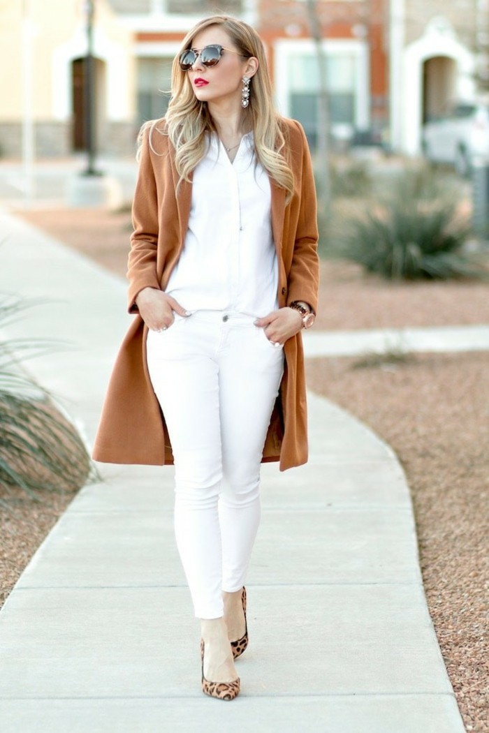 déchiré-jeans-femme-blanc-élégante-manteau-caramel