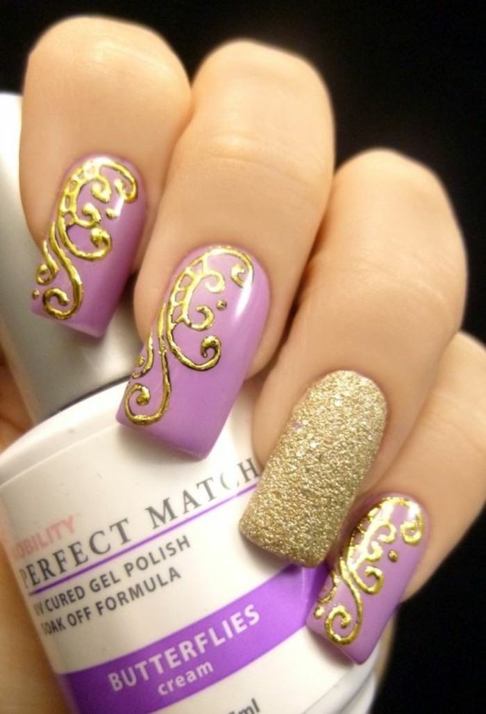 déco-ongles-en-violet-pale-decoration-ongles-femme-en-or-et-violet