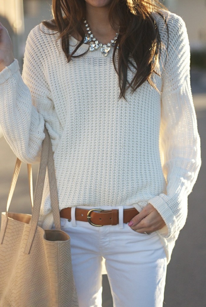 femme-jeans-le-jean-blanc-femme-accessoire-sac-à-main-collant-brunes