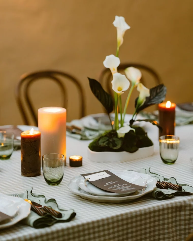fleur centre table blanche bougies assiette nappe blanche carreaux