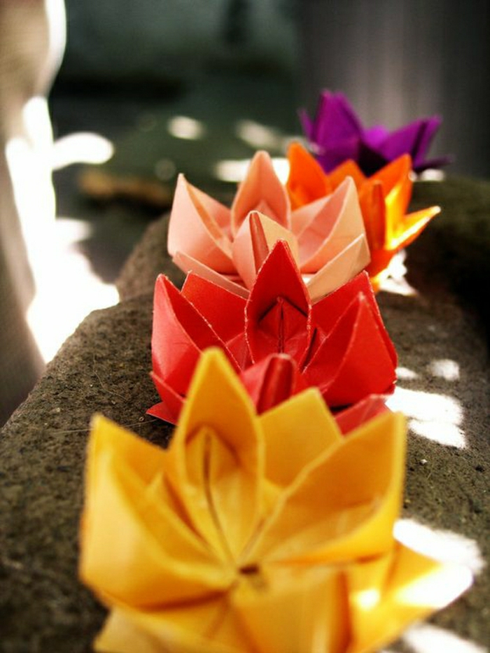 fleur-en-papier-coloré-origami-pour-debutant-origamie-facile-a-faire