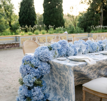 guirlande chemin de table hortensias bleus nappe motifs bleu et blanc