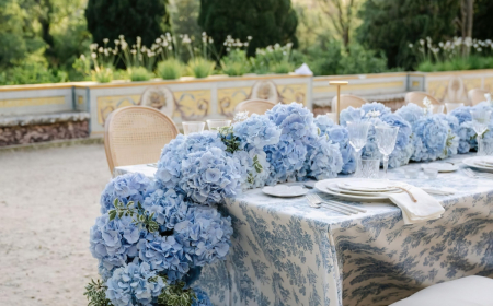 guirlande chemin de table hortensias bleus nappe motifs bleu et blanc