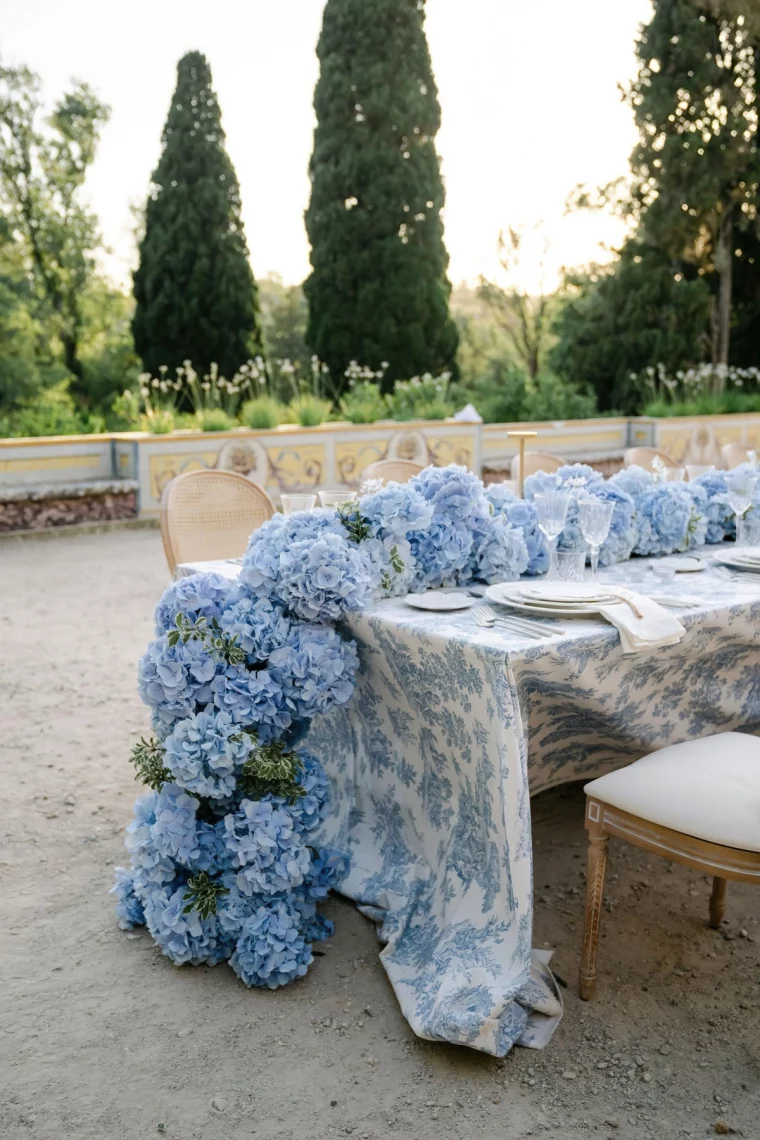 guirlande chemin de table hortensias bleus nappe motifs bleu et blanc