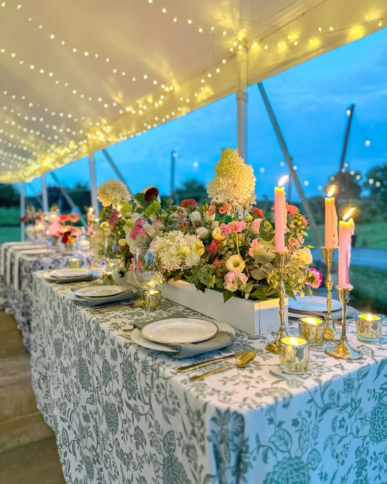 guirlande lumineuse fete plein air composition centre table hauteur
