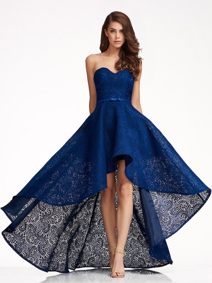 exemple de robe de soirée courte pour mariage longue arrière, idée couleur tenue femme invitée, modèle robe bleue