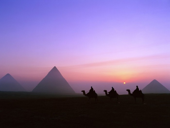 idée-pour-votre-liste-quoi-a-faire-avant-de-mourir-au-coucher-de-soleil-les-Pyramides