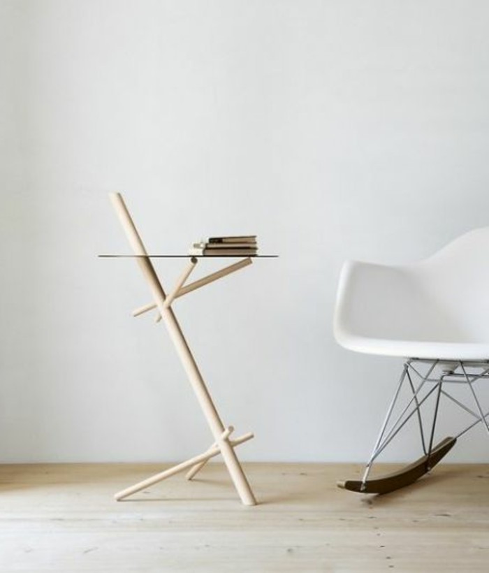 joli-design-minimaliste-table-d-appoint-en-bois-clair-et-plateau-verre-mur-beige-sol-en-parquet