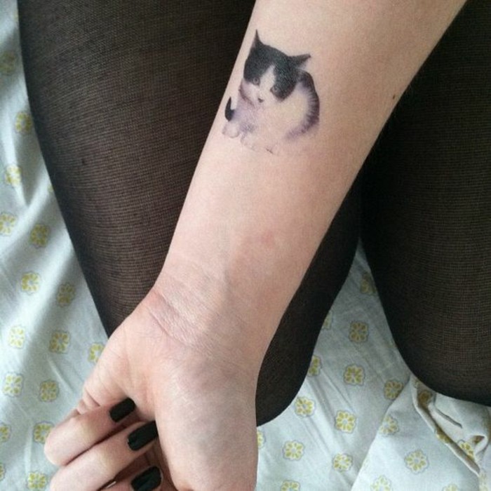 joli-tatouage-poigne-idee-tatouge-femme-les-plus-beaux-tatouge-pour-vous