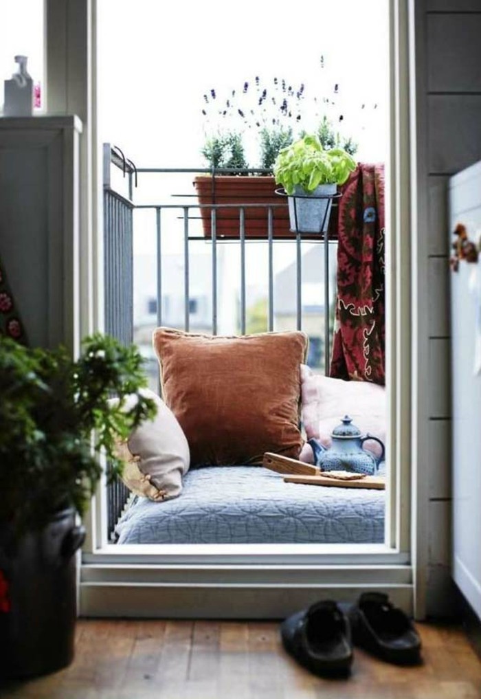 l-etagere-en-coin-excellente-idée-endroit-lire-balcon