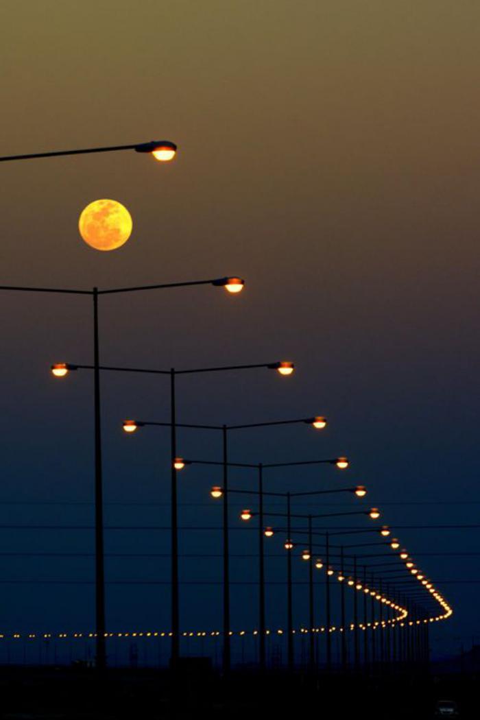 la-pleine-lune-et-l'éclairage-des-rue