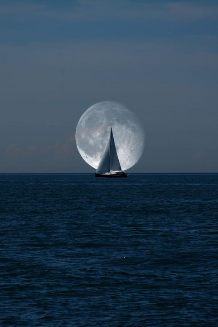 la-pleine-lune-voiliers-au-fond-de-la-lune