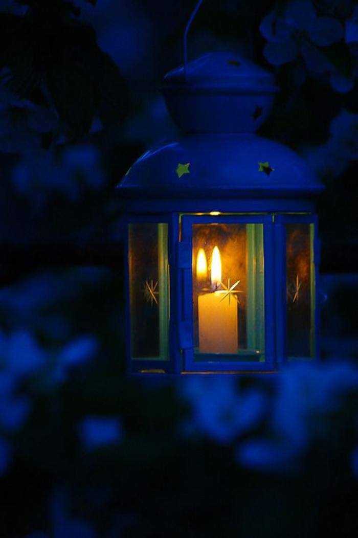 lanterne-bougie-bleue-jolie-lanterne-avec-bougie