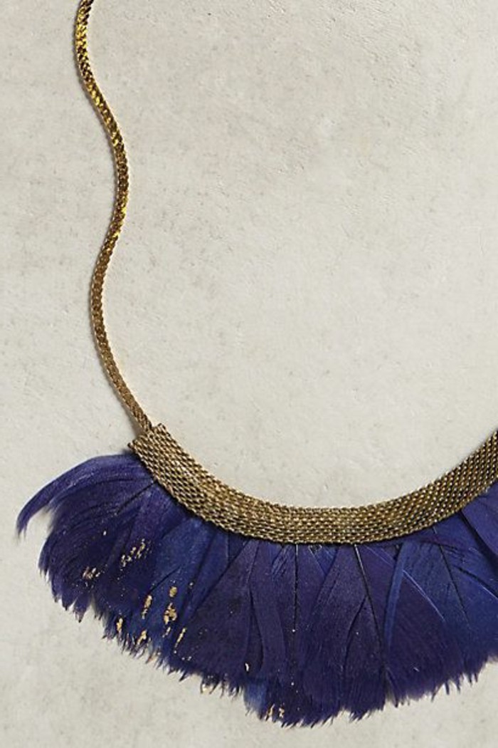 les-bijoux-originaux-femme-avec-plumes-bleu-foncé-les-tendances-chez-les-bijoux-femme