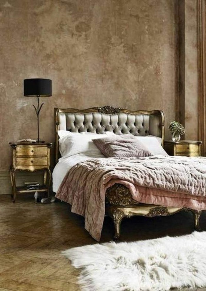 lit-deux-places-lit-capitonnée-tapis-en-fourrure-blanc-sol-en-bois-mur-beige-lit-baroque