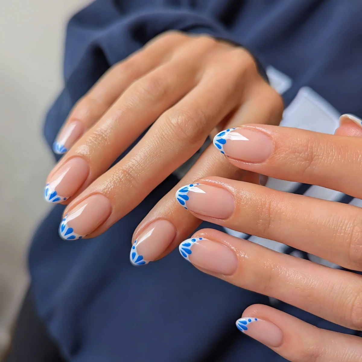 manucure minimaliste ete french ongles dessin motifs bleus geometriques