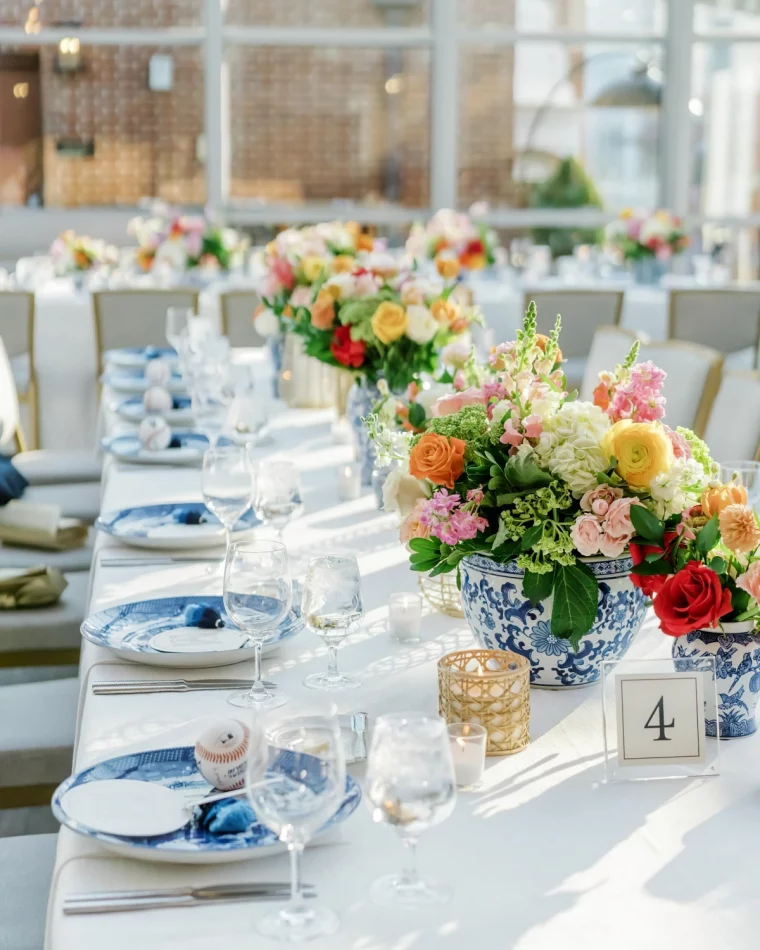 mariage sur theme amalfi cote vase motifs bleu et blanc bouquet fleurs colores