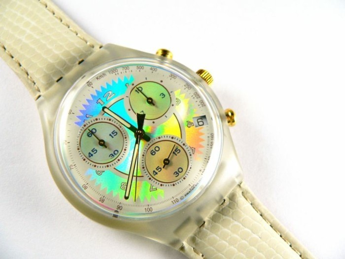 montre-swatch-bracelet-en-cuir-et-partie-en-plastique-resized